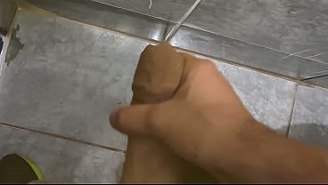 Punheta gostosa do corno pauzudo