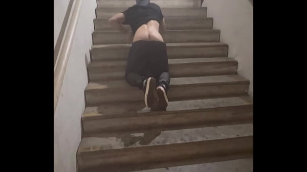 Fudi Carinha Do Grindr Na Escada Do Shopping thumbnail