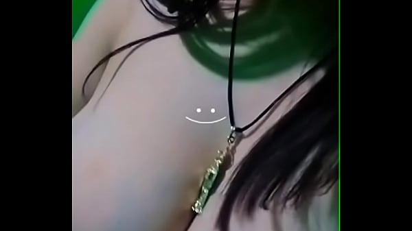 Lola juega con sus grandes tetas