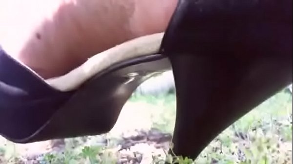 Play MP4 - Feticista delle scarpe&quest; Non perderti questo video perch&egrave; voglio demolirle tutte