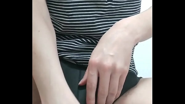 エロパンでケツマン弄って口に発射 