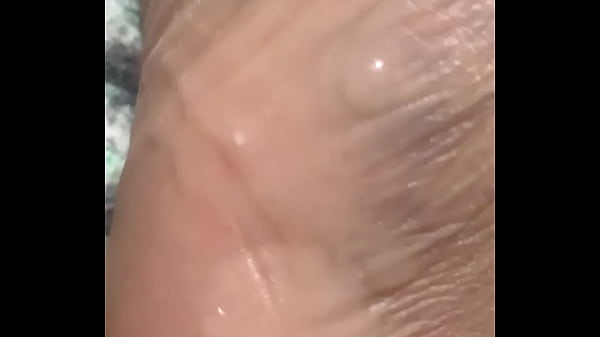 Me vengo en mis pies bien ricoy los lleno de_leche