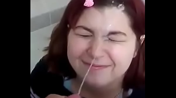 Pelirroja con leche en la cara xd