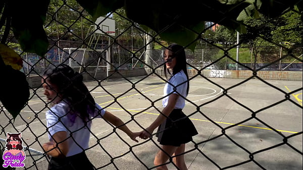 Play MP4 - Mi amiga rebelde me sonsaca para escapar de clases&comma; y nos divertimos jugando a las tijeras