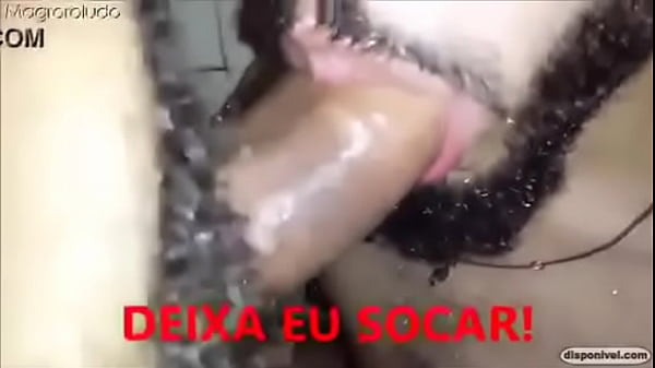 Play MP4 - Barbudo chupando o pau gostoso no banheiro