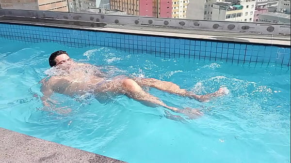 YURI GA&Uacute;CHO - PISCINA E PUTARIA 