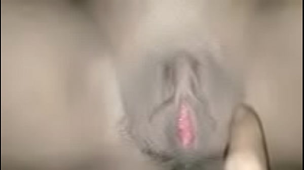 แหกหีเอาควยยัดหีให้เสียวหีจนแตกใน 