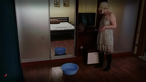 MILFA felt the trick with her holes 