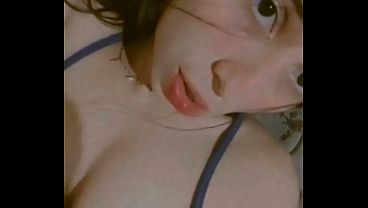 Mi novia deja ver sus deliciosos pezones que son c&oacute;mo dos ricas frutas para devorar 