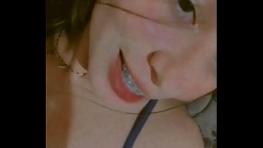 Mi novia deja ver sus deliciosos pezones que son c&oacute;mo dos ricas frutas para devorar 