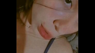 Mi novia deja ver sus deliciosos pezones que son c&oacute;mo dos ricas frutas para devorar 