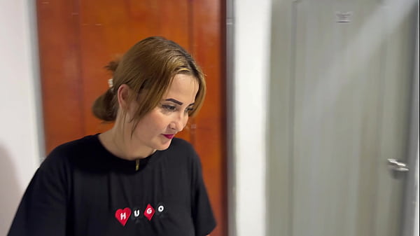 Nonton Mi Madrastra Se Desnuda En El Patio Y Me Obliga A Que Me La Folle Muy Duro. thumbnail