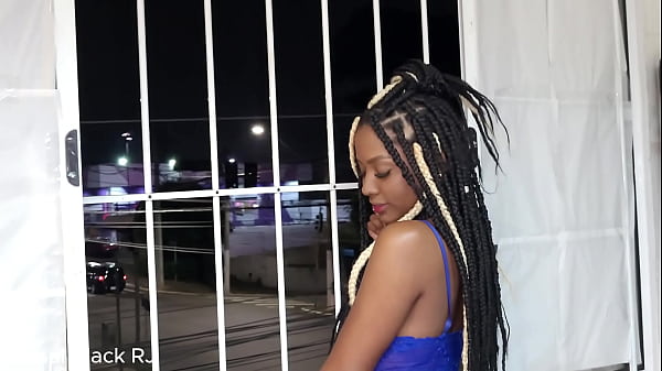 Casal transando gostoso na janela do apartamento