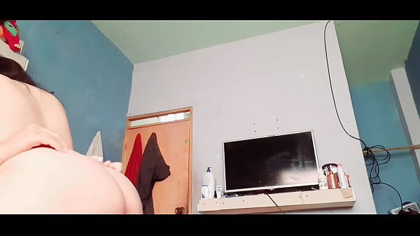 Play MP4 - FELIZ D&Iacute;A MADRASTRA&period;&period; MADURA estaba arrecha y quer&iacute;a cabalgar encima de una verga tiesa&comma; c&oacute;mo le encanta gritar pero esta vez no pudo porque su marido est&aacute; fuera del jard&iacute;n