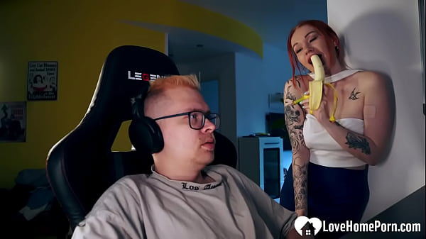 Distracting his_gaming with a good blowjob