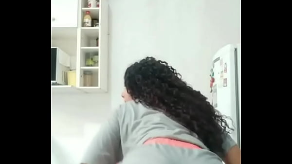 novinha carolzinha rebolando de shorts