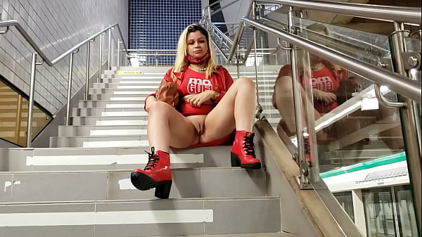 Essa loira_é muitosafada_ela adora provocar em público