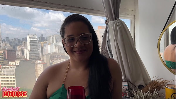 Essa morena safada namora h&aacute; pouco tempo e j&aacute; faz o cara de corno 