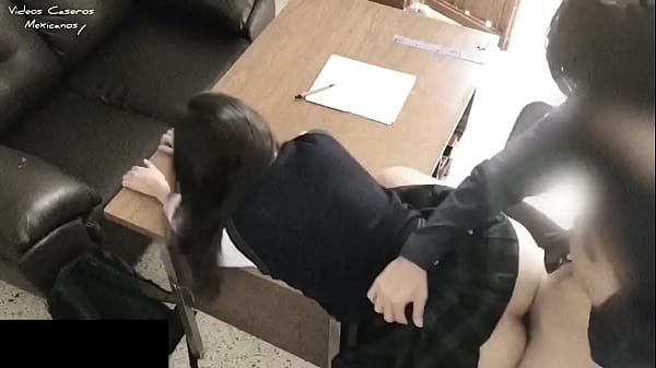 Maestro se folla a estudiante mexicana en la oficina para pasar de a&ntilde;o vol 1