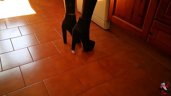 Giantess er in high heels boots 