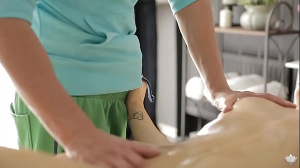 Caroline cums quickly onmassage table