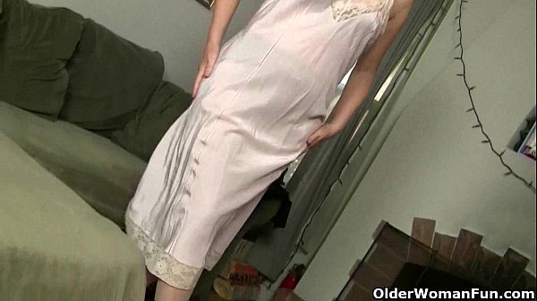 Play MP4 - The feel of nylon gets mom hot and horny