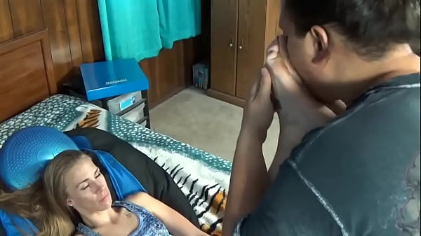 Play MP4 - Tyler loves to lick and smell the shapely &num;soles of athletic women like Leslie Rountree&excl; And everytime he bites their hee &period;&period;&period;