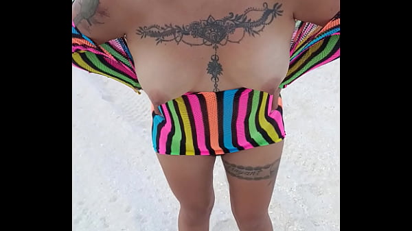 Latina Exhibi&eacute_ndose en playa publica en mexico
