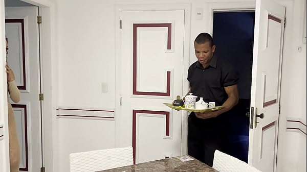 Play MP4 - Ap&oacute;s pedir a conta do hotel&comma; o gar&ccedil;om me ofereceu um caf&eacute;&comma; v&iacute; um volume enorme na cal&ccedil;a dele e ofereci meu cuzinho como forma de pagamento - Nathalia Fontes