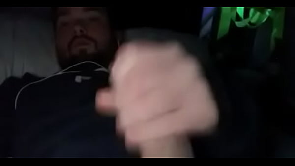 Play MP4 - Bearded Boy Cumshot