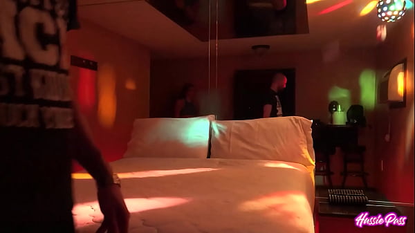 Nonton Valentina Jewels Rides Brian&rsquo;s Cock While Lights Strobe Around Them! thumbnail