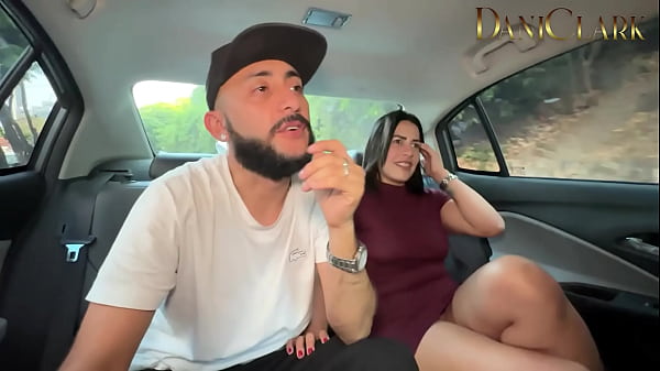 Trabajando como uber me le cogi la mujer a mi cliente mientras el manejaba por la ciudad 