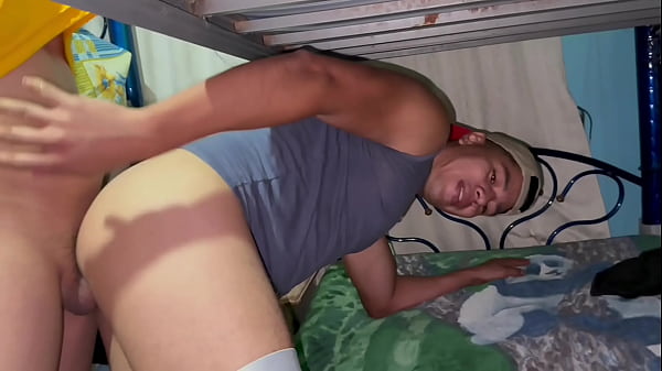 Chacal de la colonia prueba por primera vez el culo de un hombre hasta correrse antes de irse a su casa con su esposa 