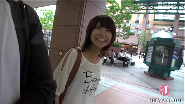 Play MP4 - She licks the cock with a cute little devilish face that provokes men&comma; straddles the cock&comma; and moans and writhes in a cute voice&period;