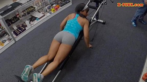 Nonton Muscular Chick Poses On Camera And Fucked In The Pawnshop thumbnail