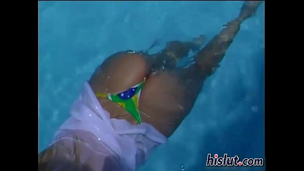 Slutty_bimbo gets it onby the_poolside