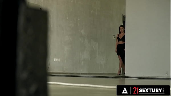 Play MP4 - 21 SEXTURY - Lana Roy Offers Up Her Holes For An INSANE Double-Stuffing&excl;