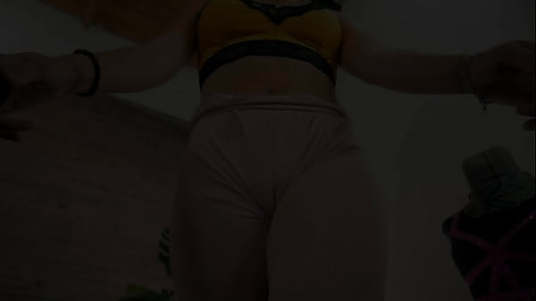 Nonton Petite Babe With A Thin Layer Of Leggins Exposing Puffy Cameltoe thumbnail