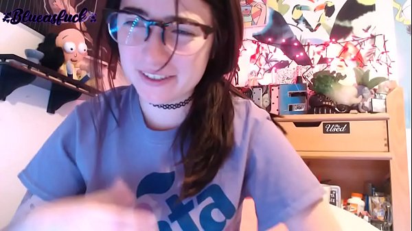 Linda nerd se divertindonum anal e vibrador