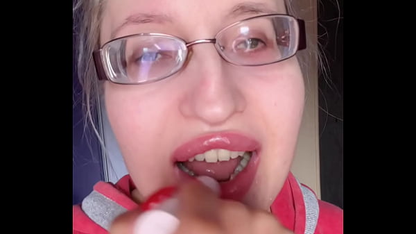 Bimbo Giantess with Lipstick and banana 