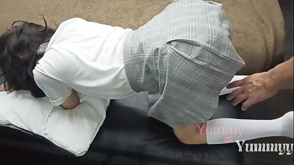 Me folle a la fresita del sal&oacute;n no fue tan dif&iacute;cil convencer a mi compa&ntilde;era fresita de coger la pongo en cuatro y la penetro sin cond&oacute;n hasta correrme dentro de ella