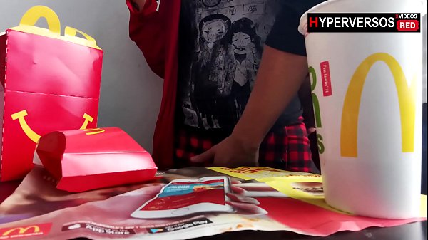 Morrita Se Deja Manosear En El Mcdonals Y Casi Los Encuentran thumbnail