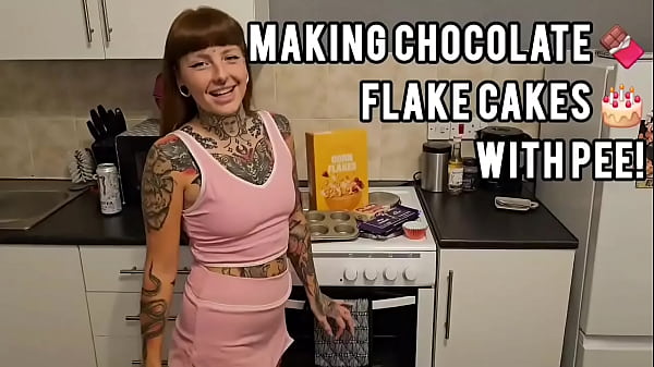 Nonton Who Likes Chocolate Flake Cakes? Even Better With Pee!video In Comments thumbnail