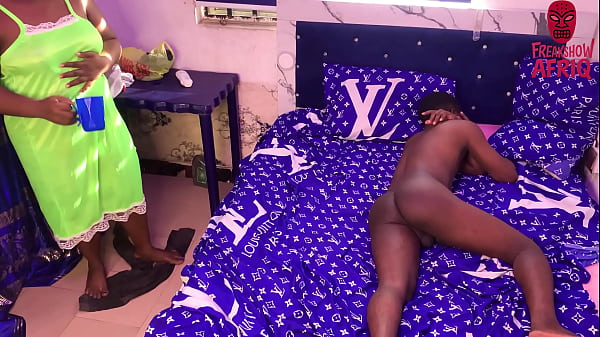 Play MP4 - HORNY AFRICAN STEPMOM IS HAPPY TO MEET STEPSON NAKED AND HARD&comma; SO SITS HER WET PUSSY ON HIS COCK&period; PLEASE SUBSCRIBE TO RED