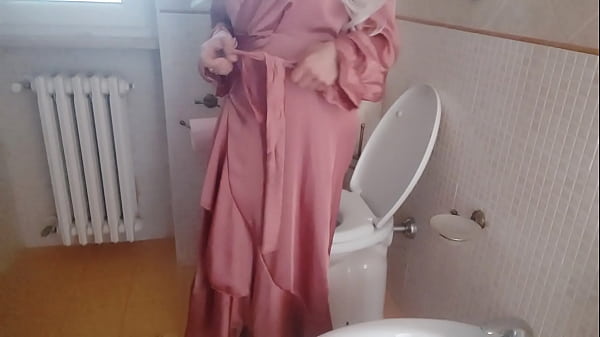 Nonton The Warm Pee Of My Stepmother Dressed In Elegant Silk During A Party thumbnail