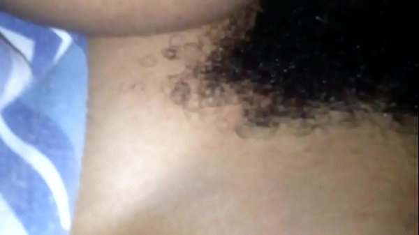 Pretinha novinha dando de lado 