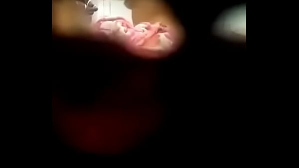 Espió a mi Tia virgen mientras se ducha