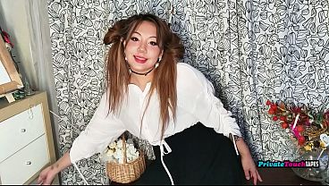 Nonton Horny Asian Girl Plays With Her Pussy And Her Makeup Brush In Her Room thumbnail