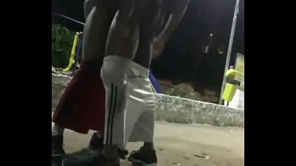 Machos gostosos fodendo na rua 