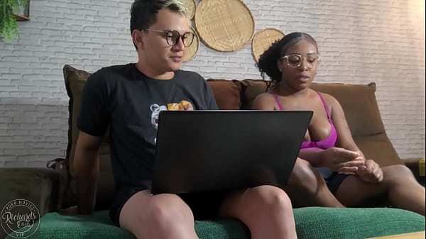 Jovens estudantes deixam de estudar para fuder no sof&aacute; da sala